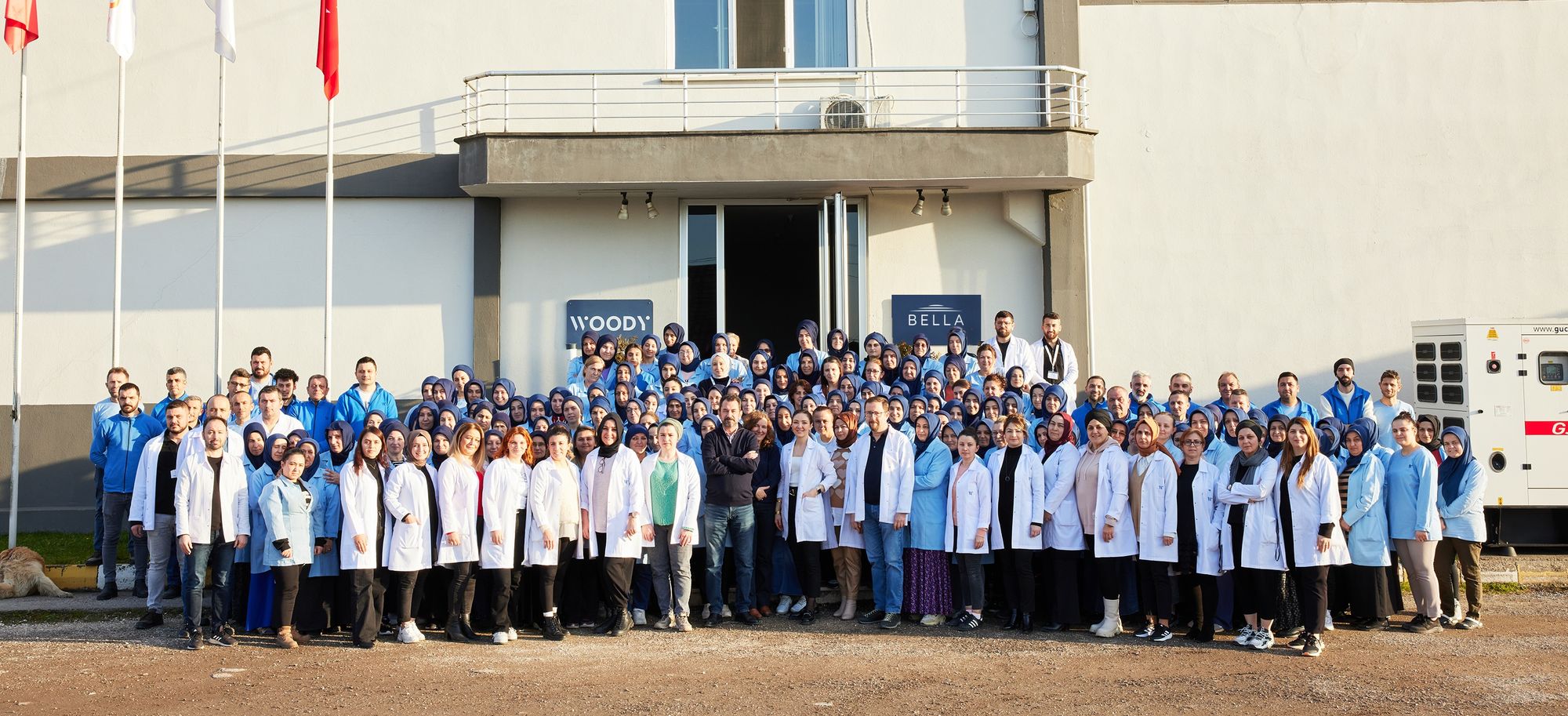 Düzce fabrikası önünde Bella Tekstil ekibi