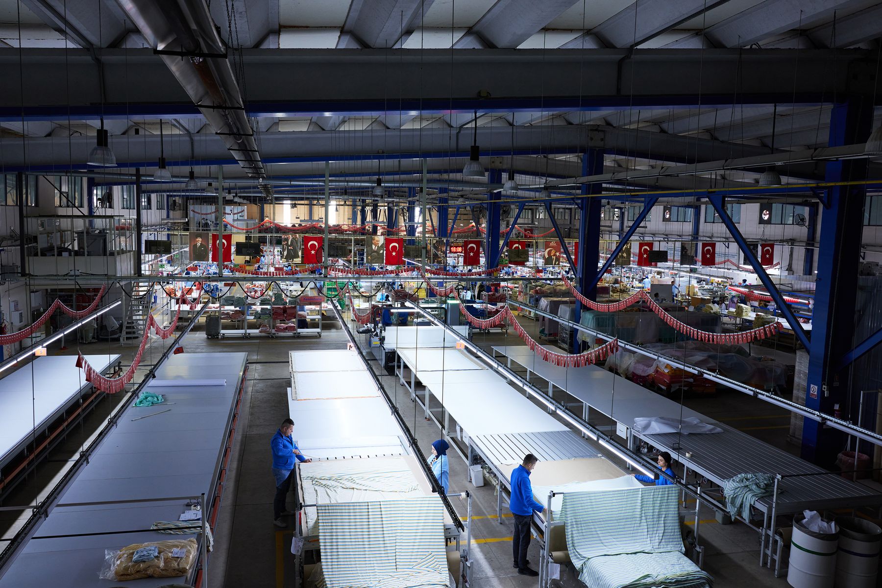 Düzce fabrikasında kesimhane, uzun kesim masaları