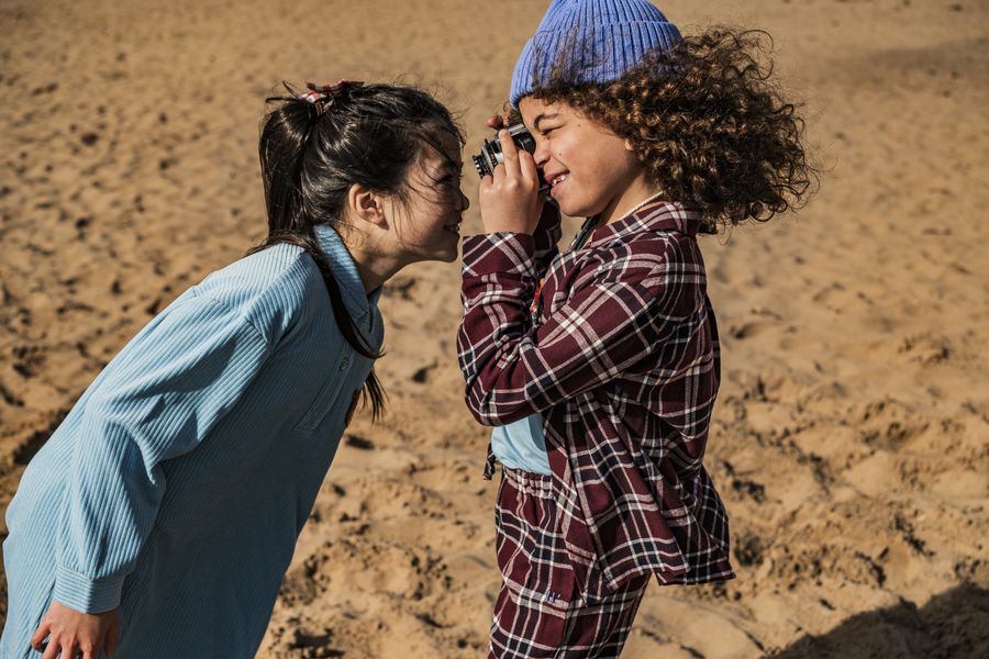 Fotoğraf makinesiyle oynayan çocuklar